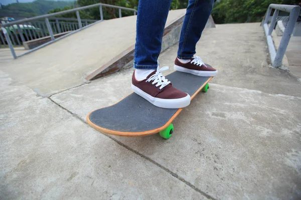 Skateboardåkare ben ridning skateboard — Stockfoto