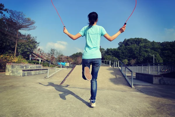 Jovem pulando corda — Fotografia de Stock