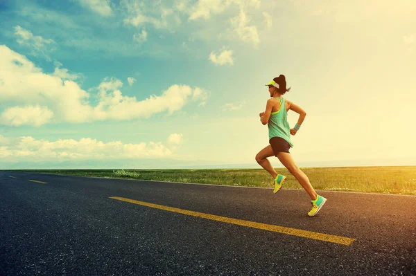 Mujer joven corriendo en la ciudad — Foto de Stock