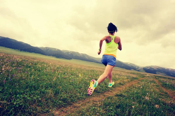 Fiatal nő fut a rét — Stock Fotó