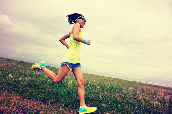 Mujer joven corriendo en el prado — Foto de Stock