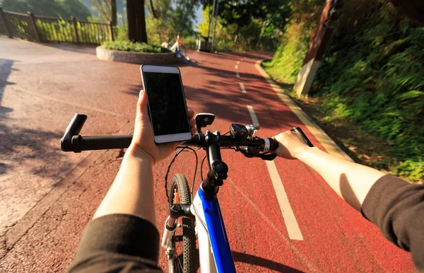 Radfahrerhände mit GPS-Navigator — Stockfoto