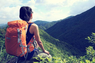 sırt çantası tepe üzerinde oturan kadınla 