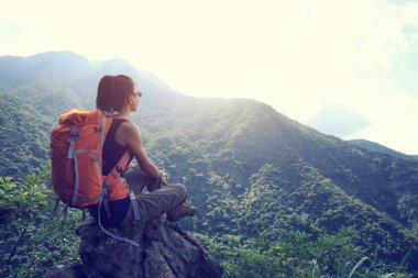 sırt çantası tepe üzerinde oturan kadınla 