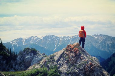 sırt çantası ayakta tepe üzerinde kadınla 