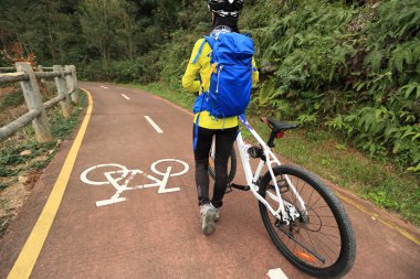 dağ bisikleti ile genç kadın