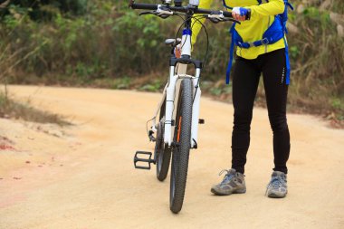 Kadın bisikletçi yaralanan alma
