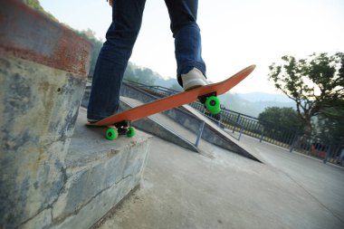 Kaykaycı bacaklar kaykay sürme 