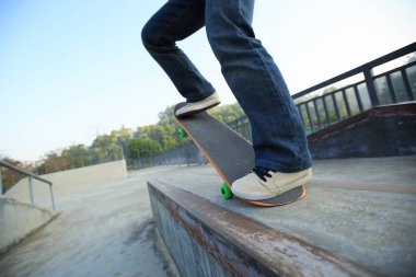 Kaykaycı bacaklar kaykay sürme 