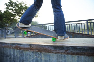 Kaykaycı bacaklar kaykay sürme 