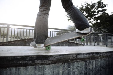 Kaykaycı bacaklar kaykay sürme 