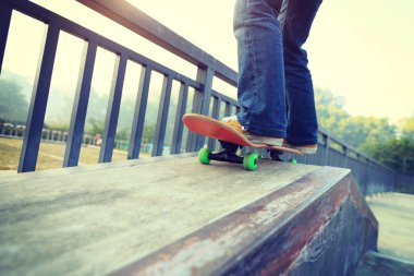 Kaykaycı bacaklar kaykay sürme 