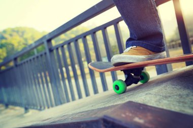 Kaykaycı bacaklar kaykay sürme 