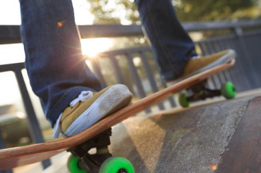 Kaykaycı bacaklar kaykay sürme 