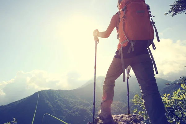 Kvinnliga vandrare på berg — Stockfoto