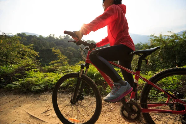 Jonge vrouw rijden mountainbike — Stockfoto