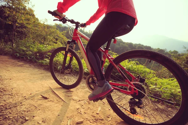 Jonge vrouw rijden mountainbike — Stockfoto