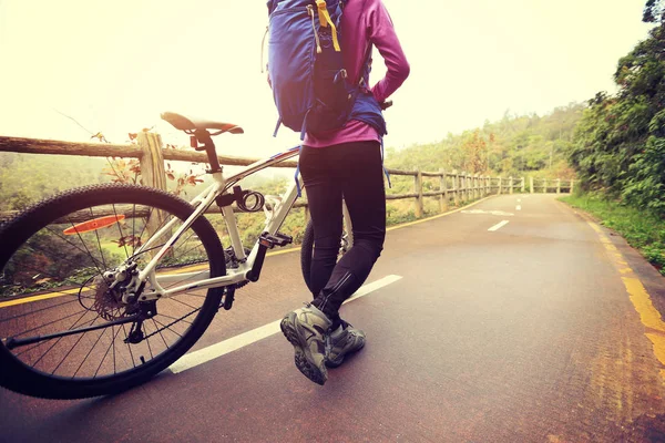 Молодая женщина с горным велосипедом — стоковое фото