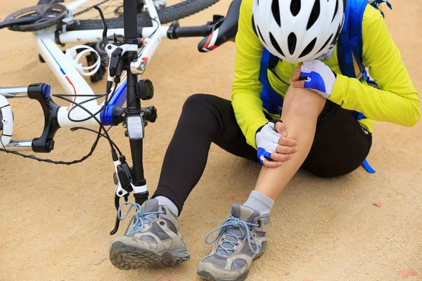 Ciclista femenina lesionada —  Fotos de Stock