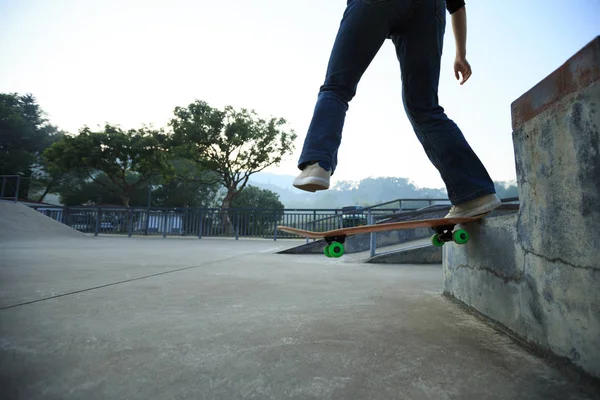 스케이트 보드를 타고 스케이트 보더 다리 — 스톡 사진