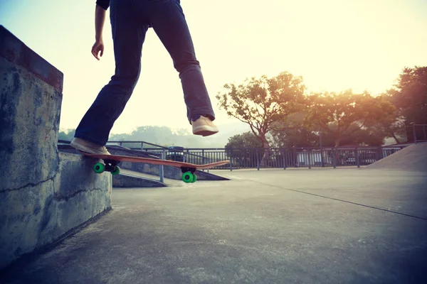 Skateboarder pernas andar de skate — Fotografia de Stock