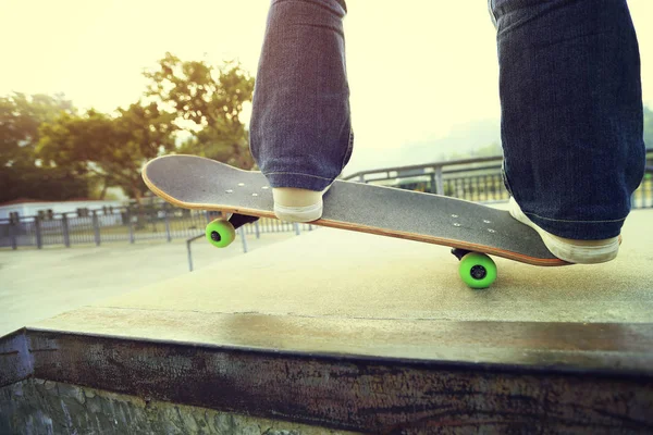 Skateboarder jambes équitation skateboard — Photo