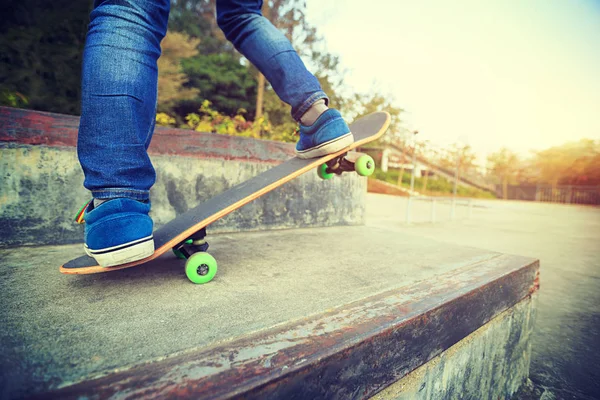 Skateboarder legs riding skateboard — Stock Photo, Image