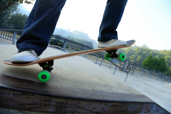 Skateboarder jambes équitation skateboard — Photo