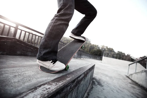 Skateboarder pernas andar de skate — Fotografia de Stock