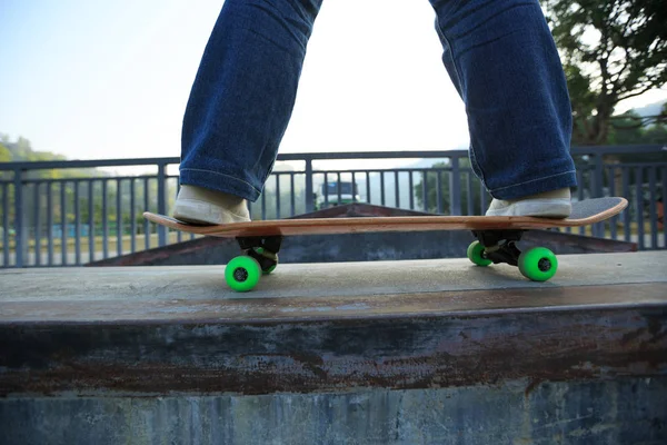 Kaykaycı bacaklar kaykay sürme 