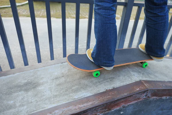 Skateboarder legs riding skateboard — Stock Photo, Image