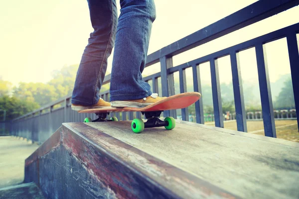 Skateboarder jambes équitation skateboard — Photo