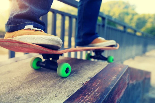 Skateboarder pernas andar de skate — Fotografia de Stock