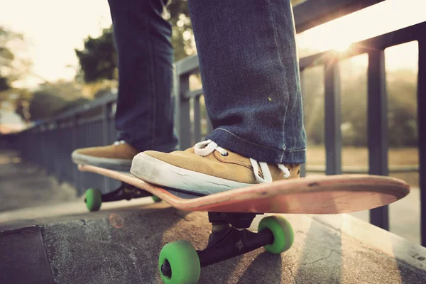 Skateboarder legs riding skateboard — Stock Photo, Image