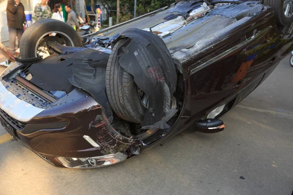 Accidente de coche en carretera — Foto de Stock