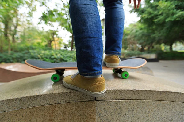 Skateboarder legs riding skateboard — Stock Photo, Image