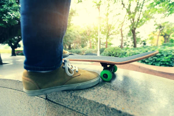 Skateboarder benen skateboard rijden — Stockfoto