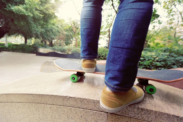 Πόδια skateboarder ιππασίας skateboard — Φωτογραφία Αρχείου
