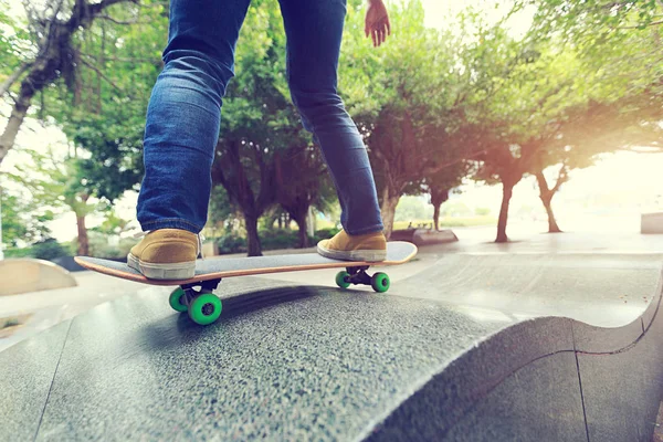 Skateboarder legs riding skateboard — Stock Photo, Image