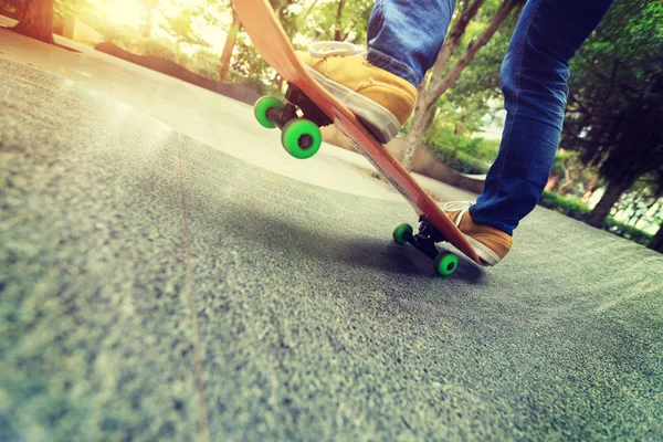 Skateboarder pernas andar de skate — Fotografia de Stock