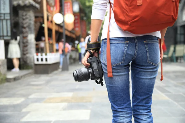 Молодая женщина с фотоаппаратом — стоковое фото