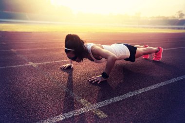 Genç kadın gönderme yapıyor