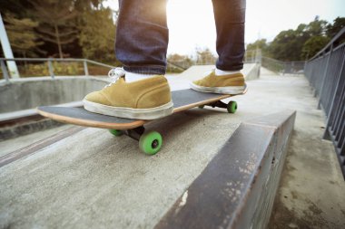 Kaykaycı bacaklar kaykay sürme 