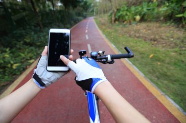 bisikletçi el GPS navigator kullanarak 