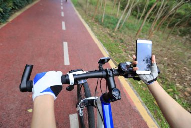 bisikletçi el GPS navigator kullanarak 