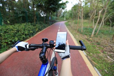 bisikletçi el GPS navigator kullanarak 