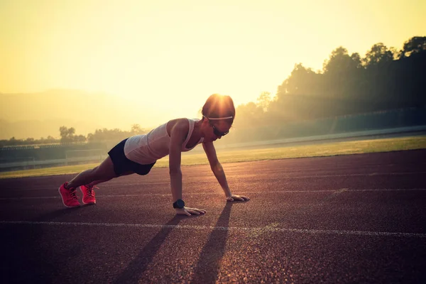 Jonge vrouw doet push up — Stockfoto