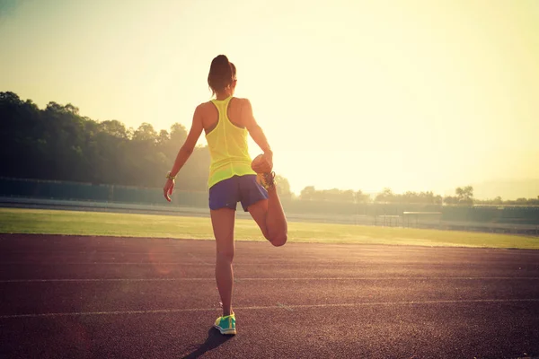 Giovane donna stretching gambe — Foto Stock