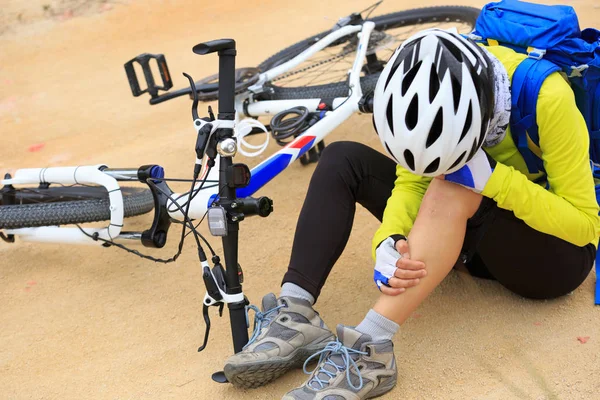 Ciclista femenina lesionada — Foto de Stock