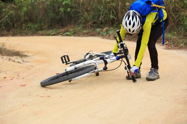 Женщина-велосипедистка получила травму — стоковое фото